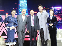 大道董事長(zhǎng)羅永輝與著名歌星劉尊老師、汪正正老師、郭津彤老師、主持人雅琪在北京電視臺(tái)錄制節(jié)目現(xiàn)場(chǎng)親切合影